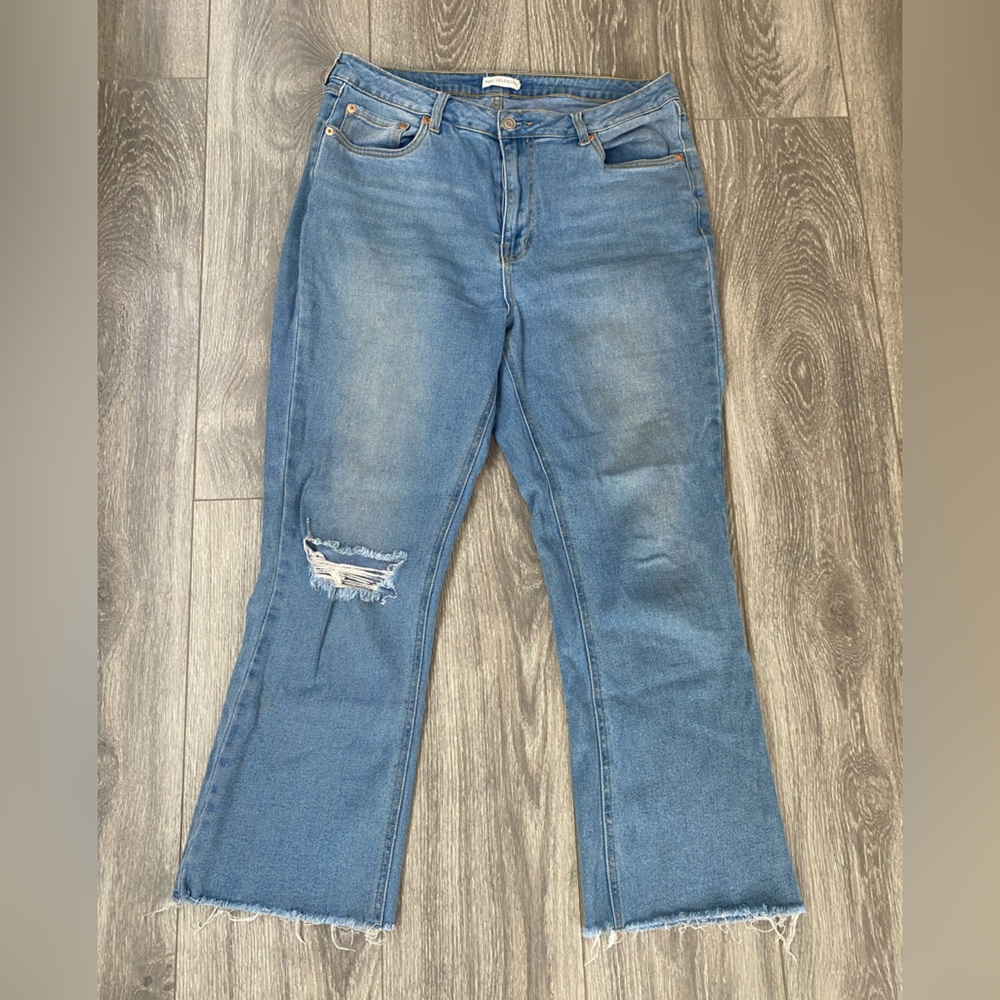 Avec Les Filles - Mid Rise Ankle Cropped Light Wash Distressed Jeans - Size 29